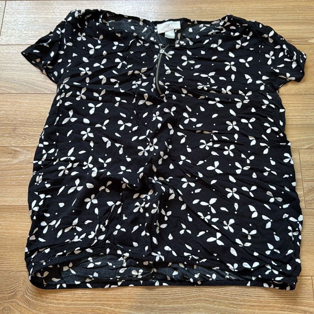 Ann taylor loft black and white floral blouse size medium with zipper‎ detailing